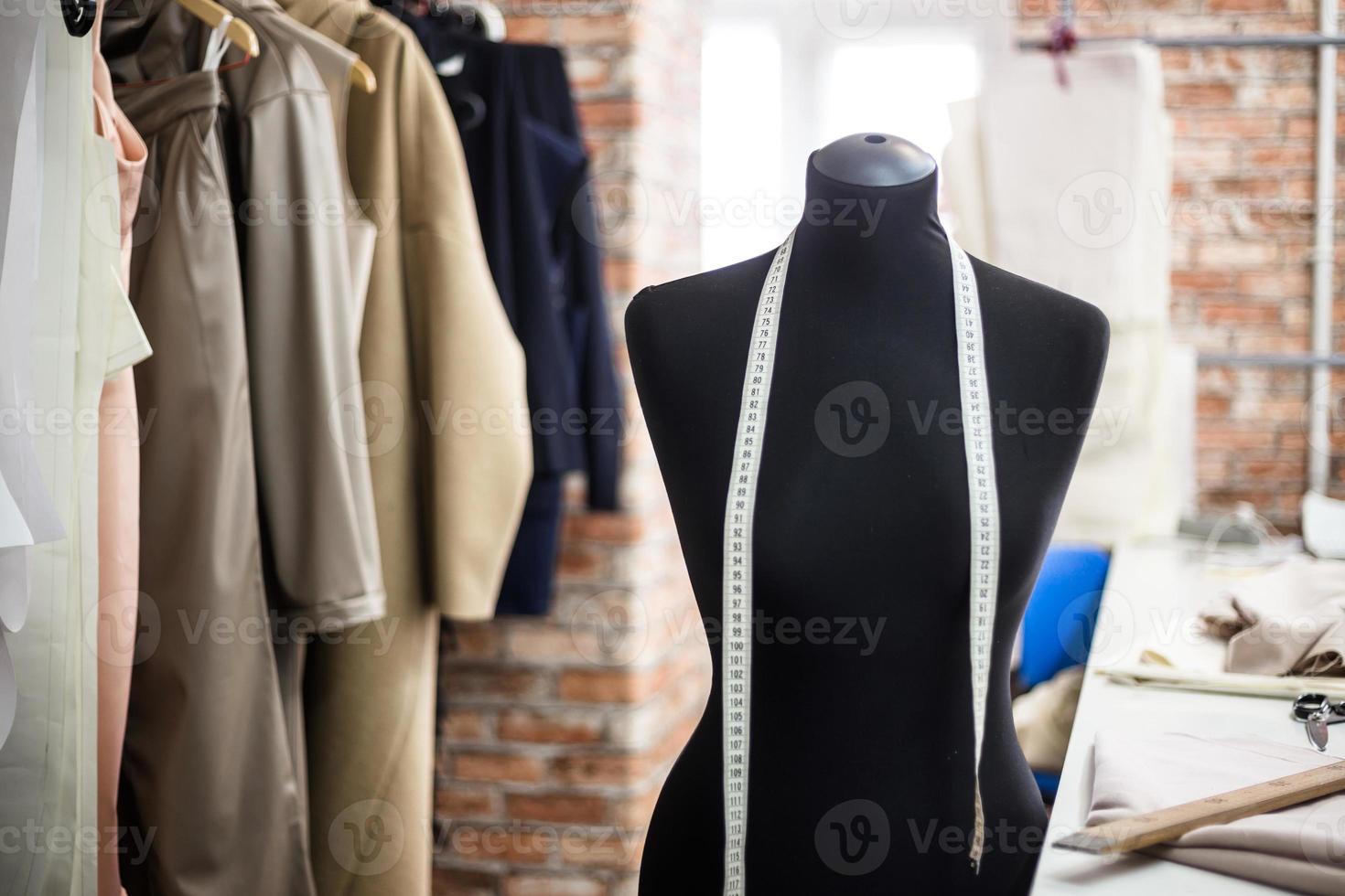 concetto di studio di progettazione. manichino manichino, appendiabiti, luogo di lavoro di sartoria foto