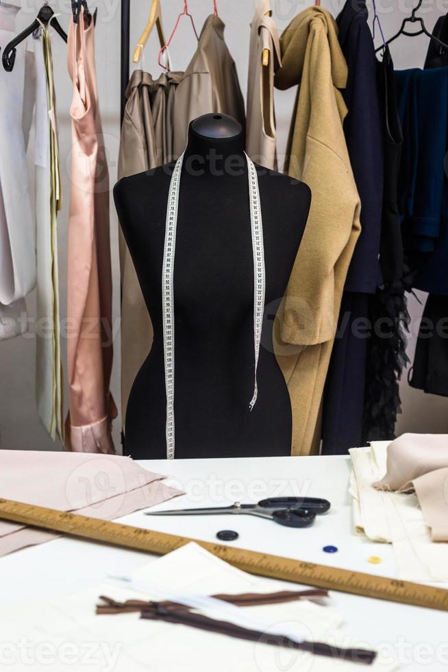 concetto di studio di progettazione. manichino manichino, appendiabiti, luogo di lavoro di sartoria foto