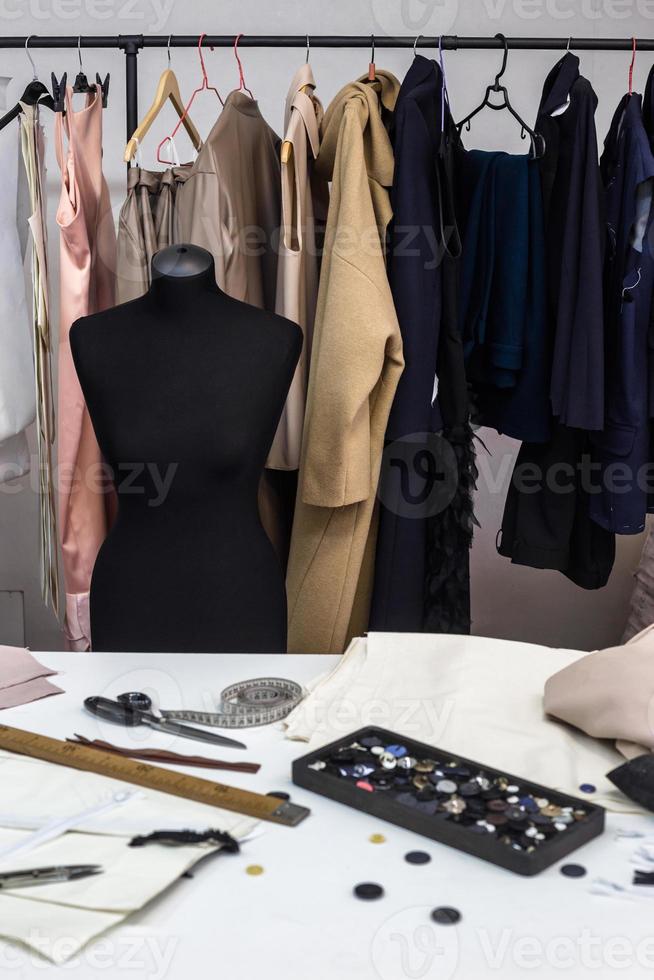 concetto di studio di progettazione. manichino manichino, appendiabiti, luogo di lavoro di sartoria foto