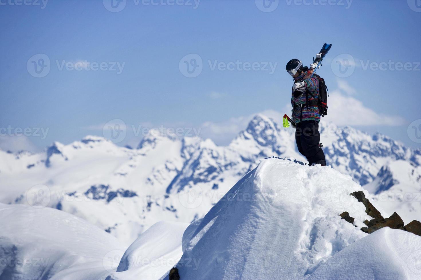 sciatore sulla cima della montagna foto