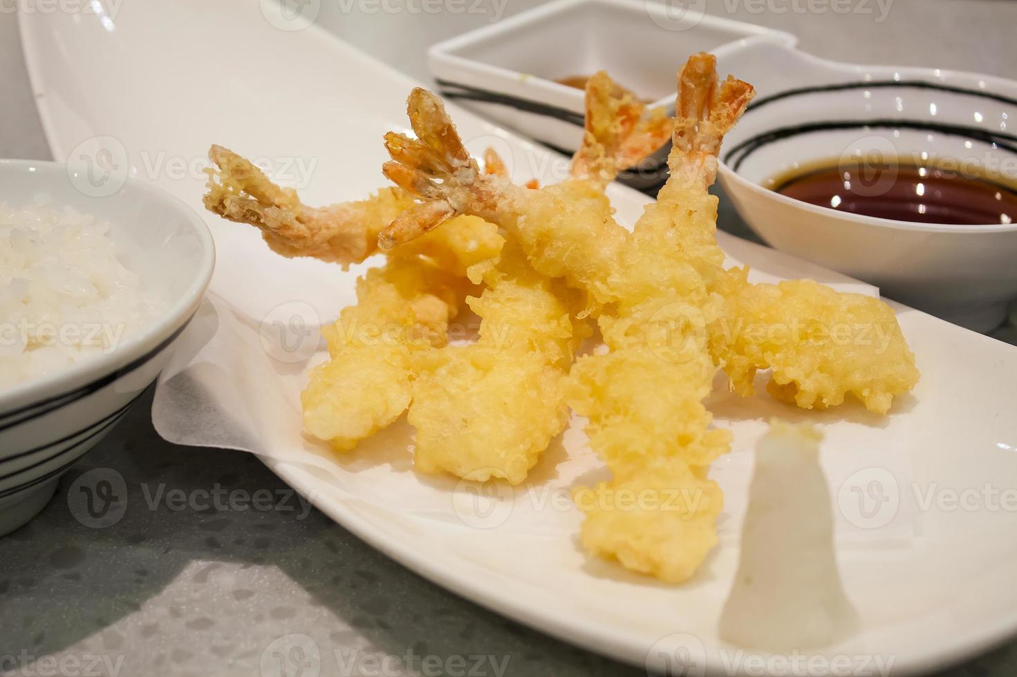 cucina giapponese, gamberi fritti in tempura con salsa foto