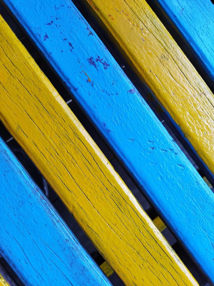 le tavole di colore giallo e blu sono posizionate trasversalmente. buono per lo sfondo foto