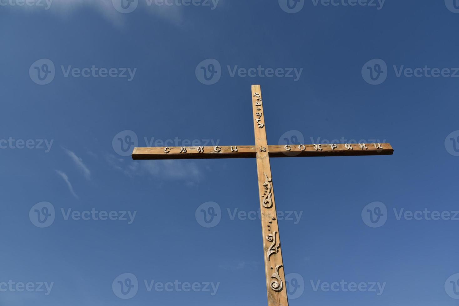 croce ortodossa di legno contro il cielo foto