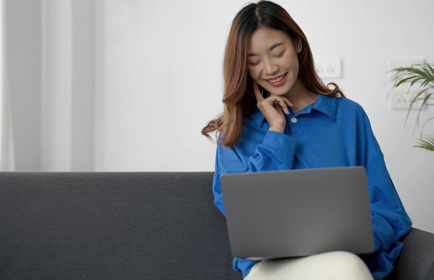 concetto di reclutamento. ragazza che esplora le opportunità di lavoro online, utilizzando l'app di ricerca di lavoro o il sito Web sul laptop, copia spazio foto