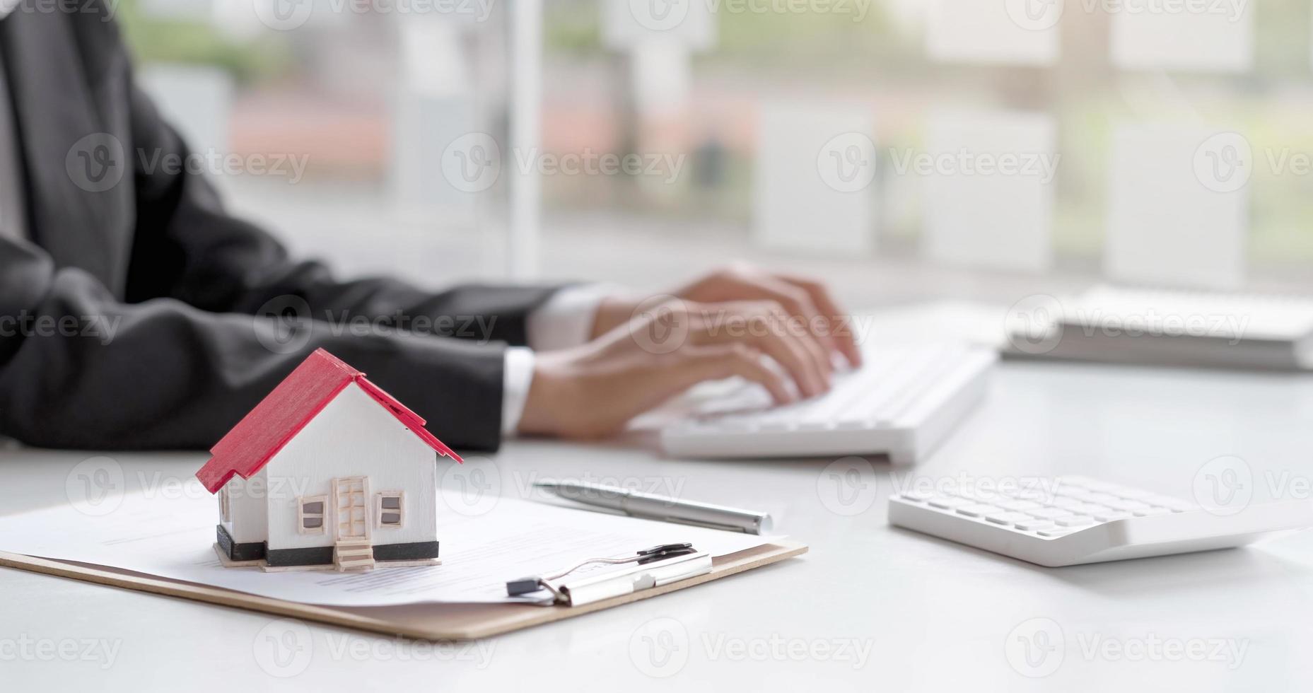 primo piano donna d'affari immobiliare che lavora con il computer pc per la contabilità finanziaria. foto