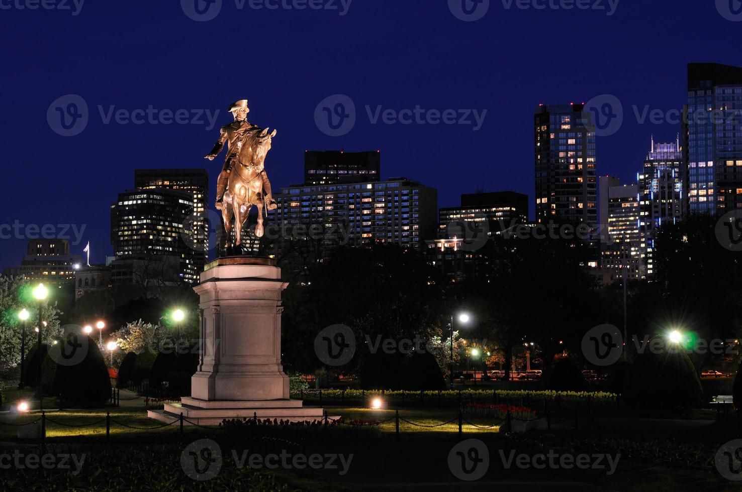 Boston giardino pubblico e skyline della città di notte foto