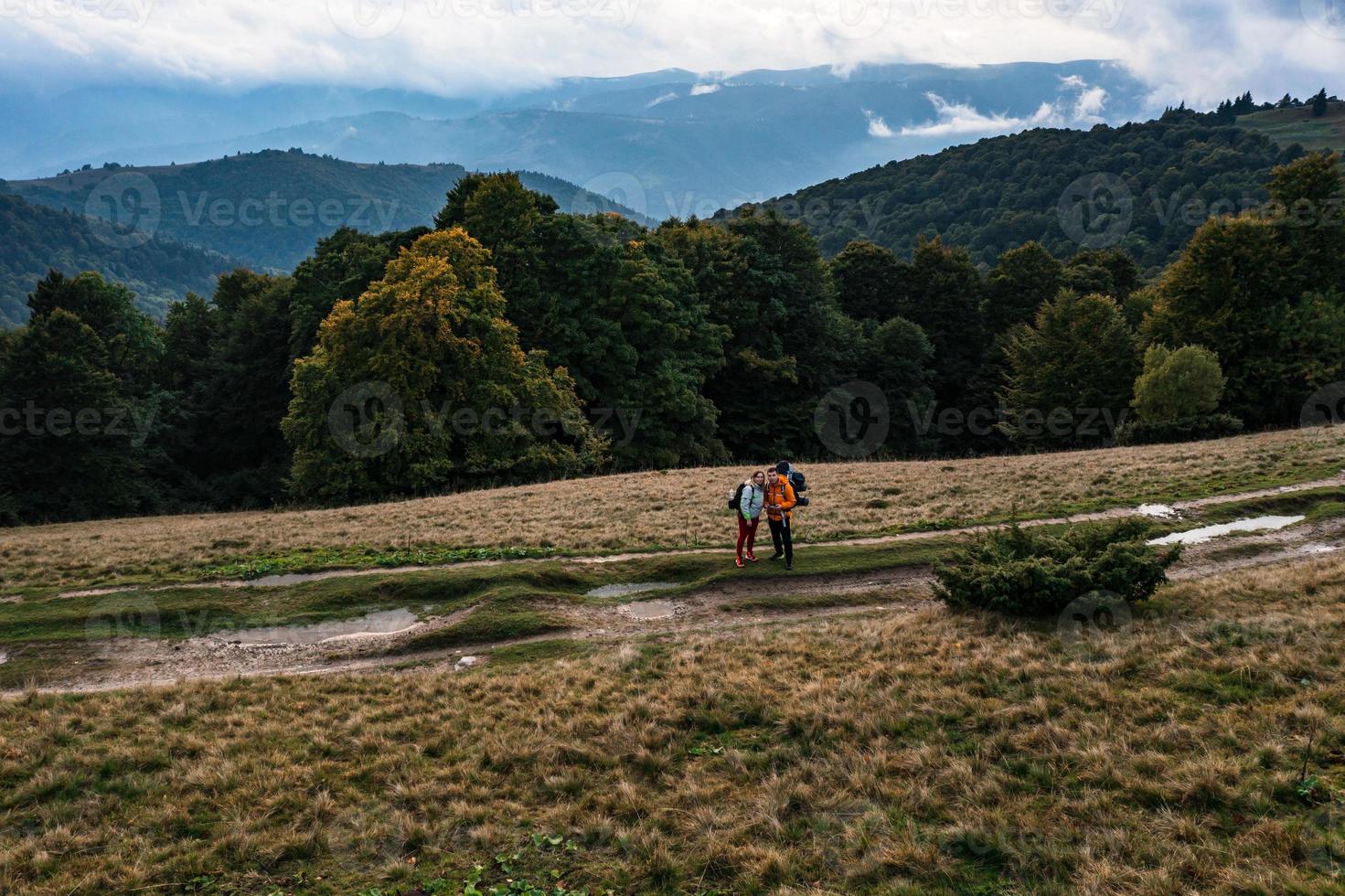 i turisti camminano attraverso i Carpazi ucraini, i turisti portano pesanti zaini sulla schiena. foto