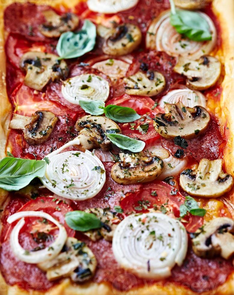 pizza con salame, pomodoro e funghi foto