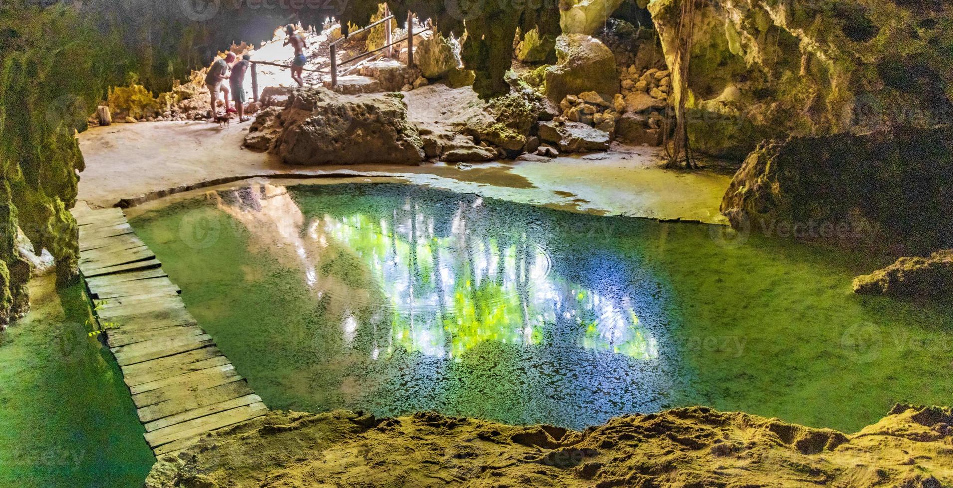 stupefacente acqua turchese blu e grotta calcarea sprofonda nel cenote messico. foto