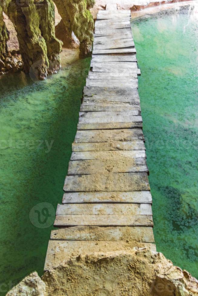 stupefacente acqua turchese blu e grotta calcarea sprofonda nel cenote messico. foto