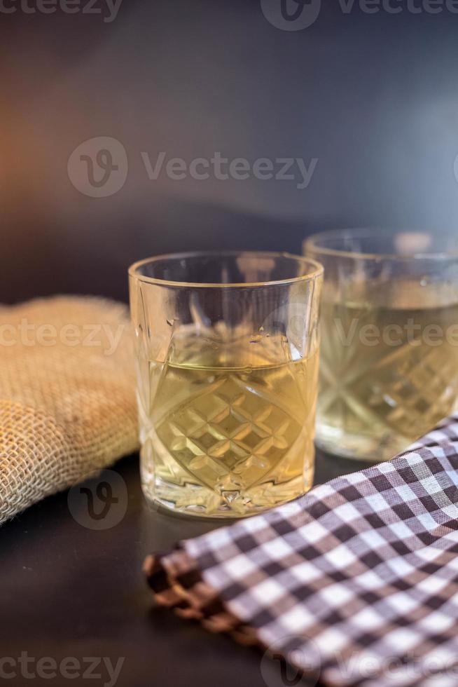 bicchiere d'acqua sul tavolo foto