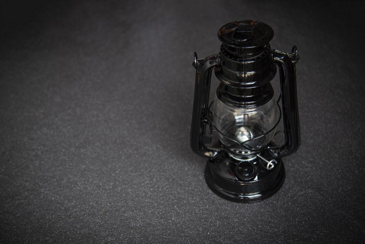 lampada a olio di notte su sfondo scuro - vecchia lanterna vintage classico nero foto