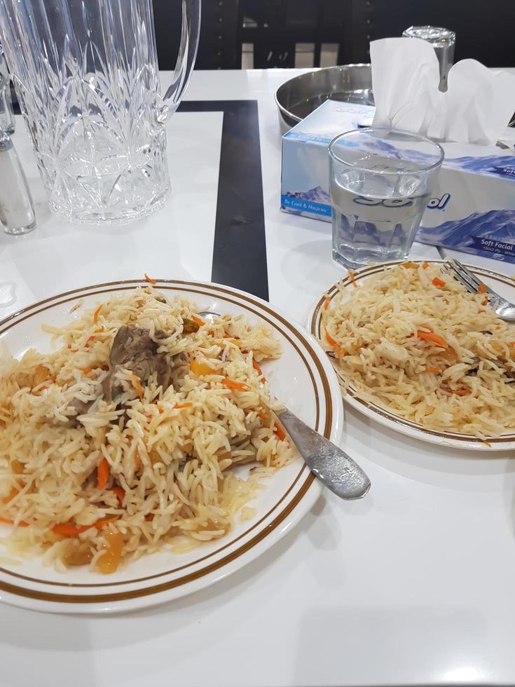 veg biryani o pulav servito in due piatti foto