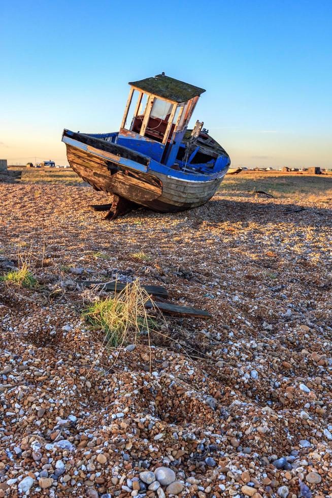 Dungeness, Kent, Regno Unito, 2008. Barca da pesca abbandonata sulla spiaggia foto