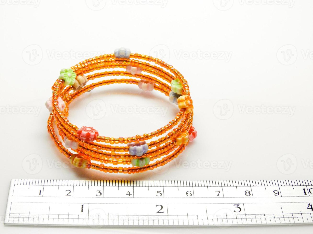 bracciali multicolori con perline. braccialetto di perline per bambini colorati. foto