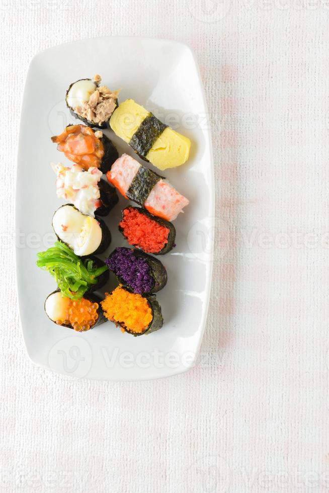sushi sul piatto bianco foto