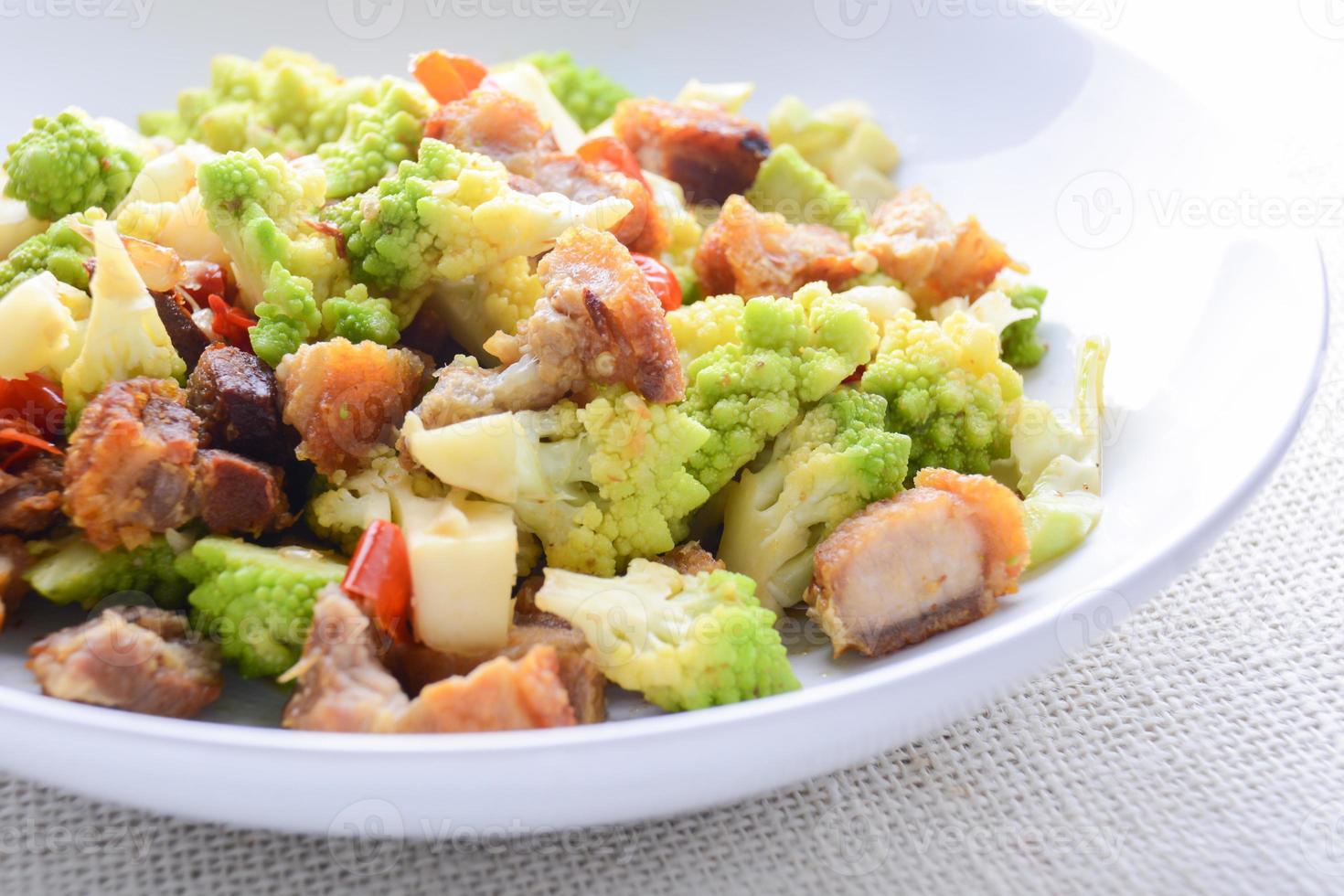 saltate in padella i broccoli romanesco con maiale croccante e peperoncino, molto sani e deliziosi foto