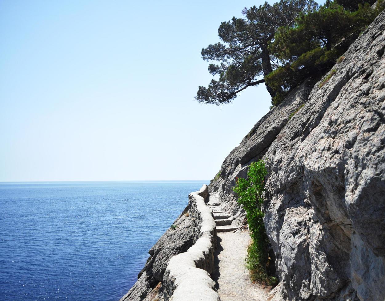 seascape crimea - bellissima costa, mare fresco, sole caldo e rocce foto