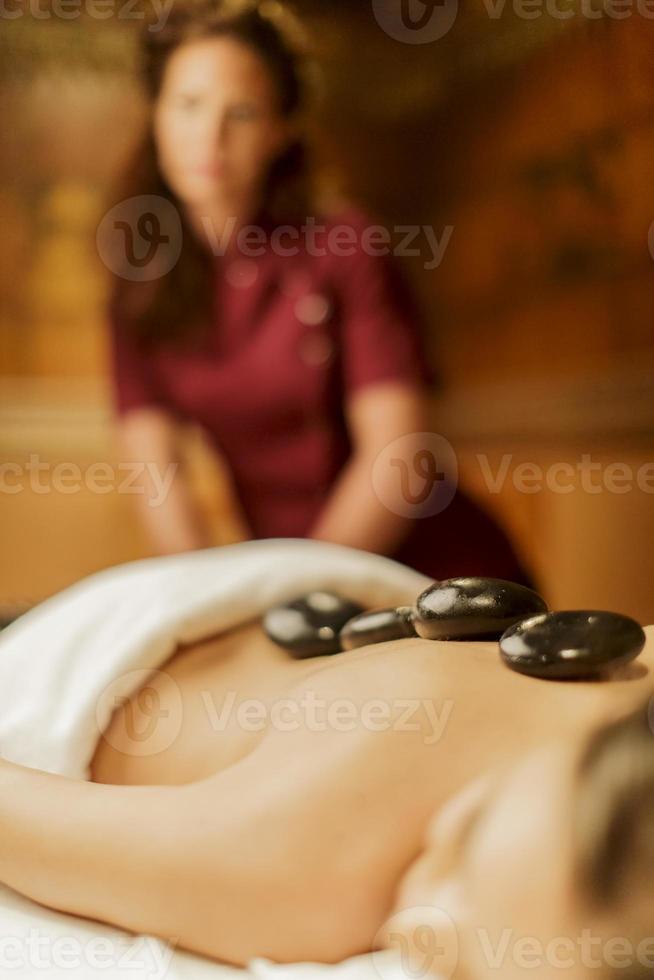 terapia di massaggio con pietre calde foto