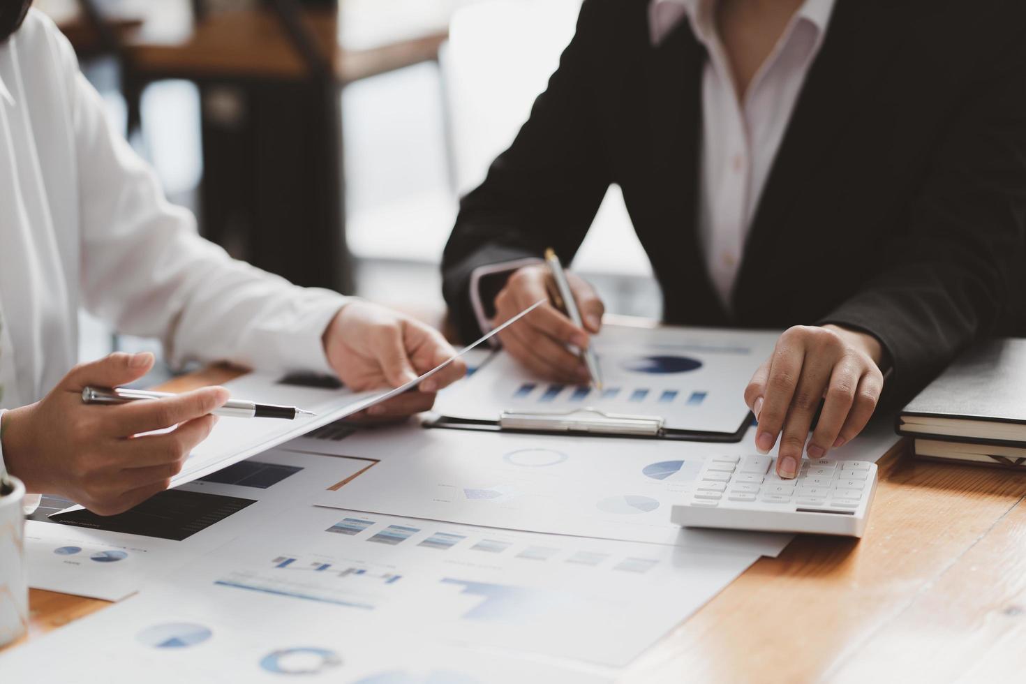 incontro di uomo d'affari e lavoro con il rapporto finanziario, parlando di business plan per investimenti, concetto di analisi finanziaria foto