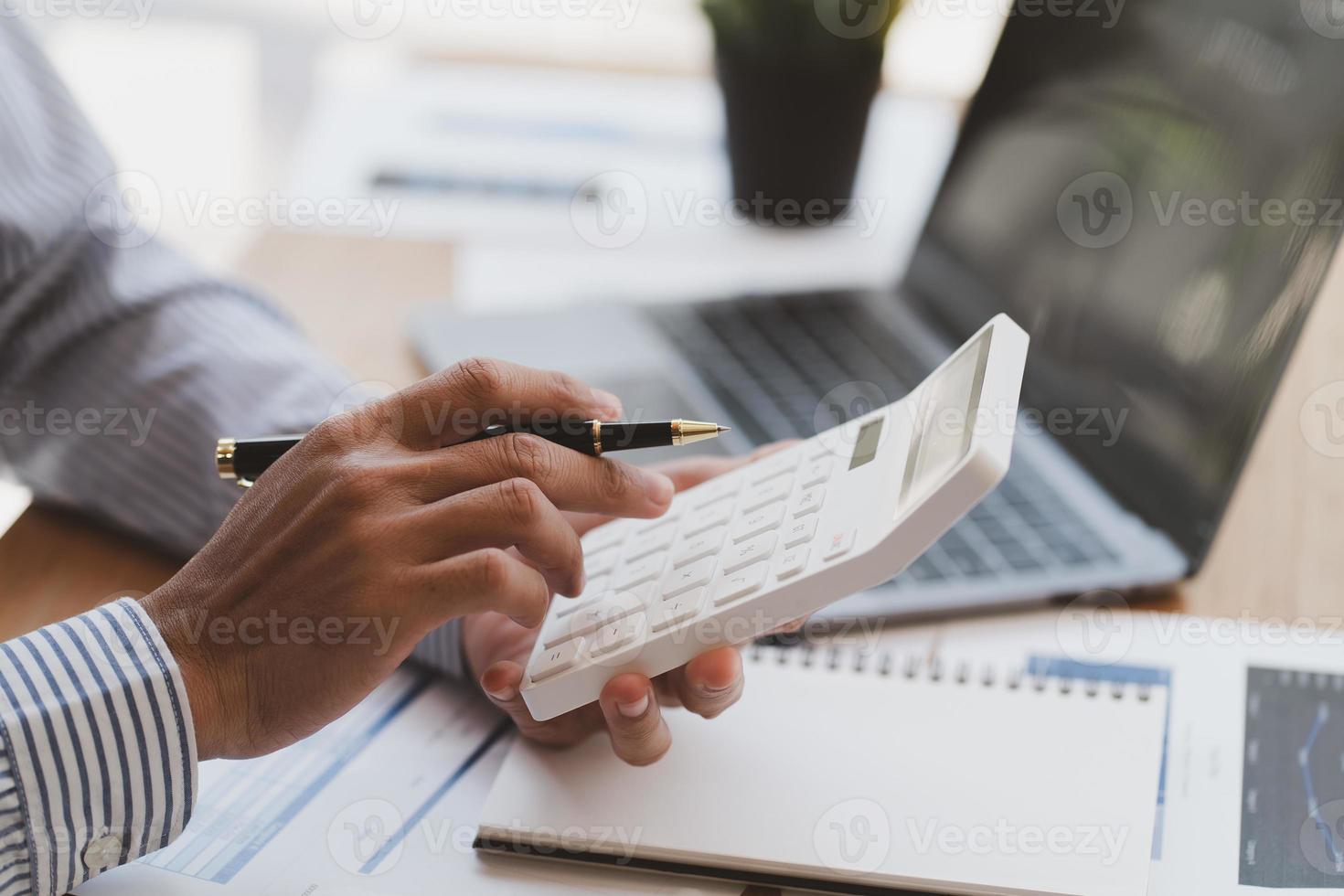 uomo d'affari che lavora con la relazione finanziaria, parlando di business plan per investimenti, concetto di analisi finanziaria. foto