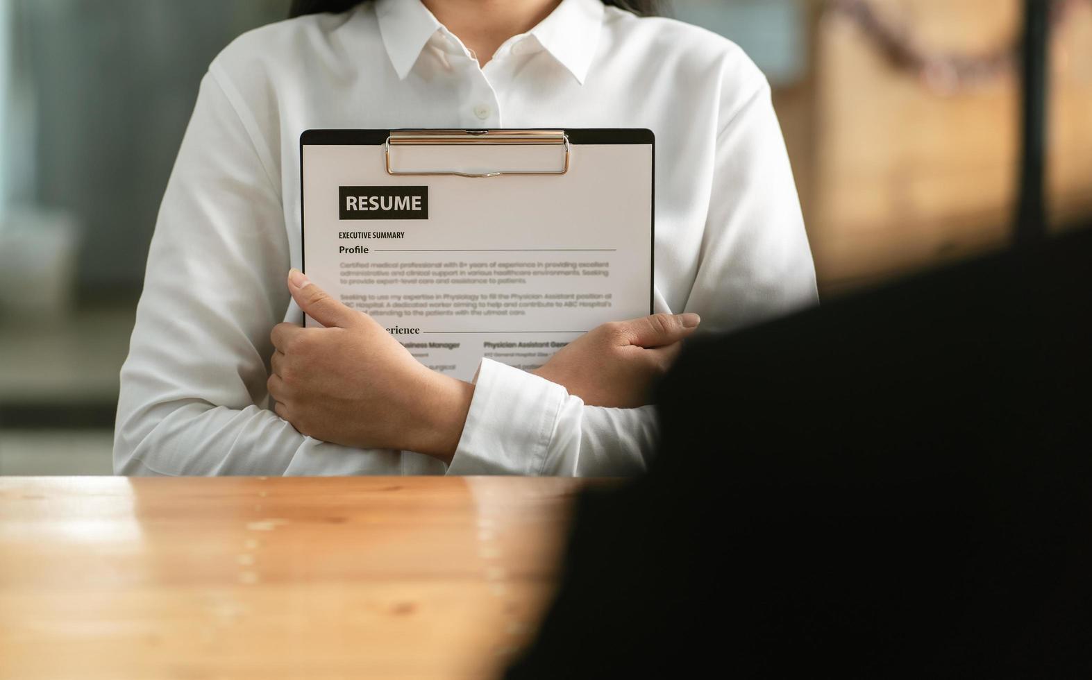 l'azienda trova un nuovo lavoro, intervista il lavoro e assume. candidato di lavoro in possesso di curriculum. stretta di mano aperta e riprendere il colloquio di lavoro o l'accettazione. foto