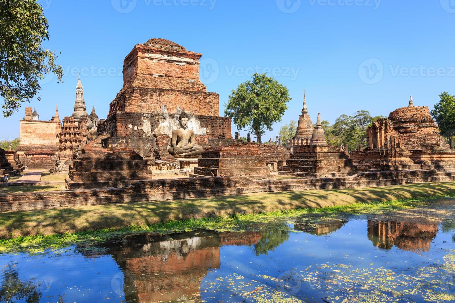 statua di buddha e pagoda a wat maha that, parco storico di shukhothai, tailandia foto