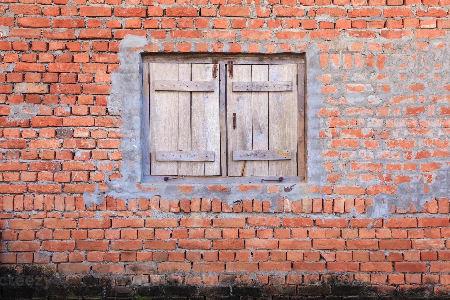 finestra sul muro di mattoni grunge foto