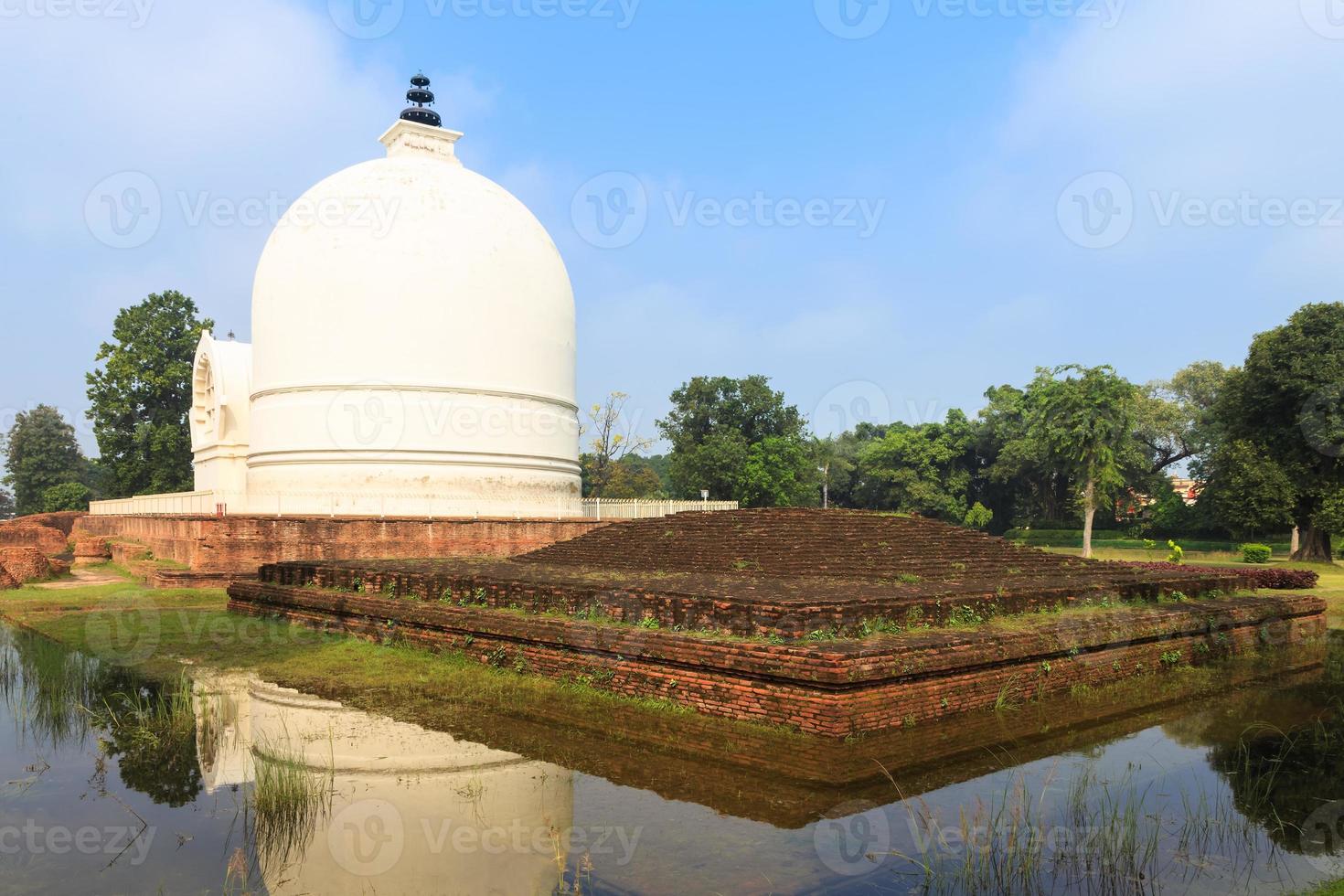 parinirvana stupa e tempio, kushinagar, india foto