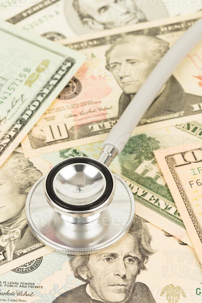 stetoscopio sul concetto di banconota in dollari controllo sanitario finanziario foto