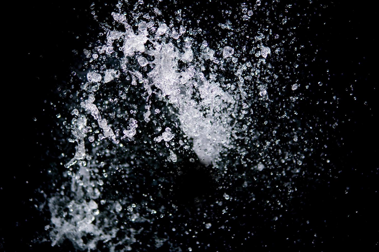 spruzzi d'acqua su sfondo nero. foto