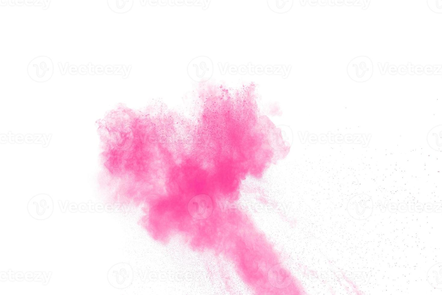 esplosione di polvere rosa astratta su sfondo bianco. congelare il movimento di polvere rosa schizzata. foto