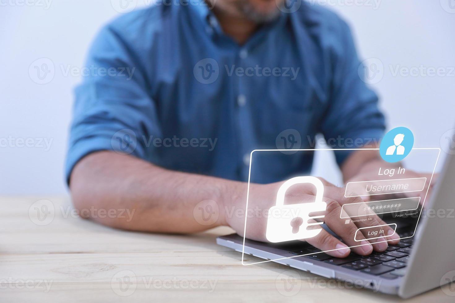 l'accesso della password di input dell'uomo d'affari utilizza un computer portatile. prevenire la sicurezza informatica dell'identità dagli hacker di Internet online. effettuare il login per accedere alle informazioni personali. accesso a Internet sicuro, sicurezza informatica. foto