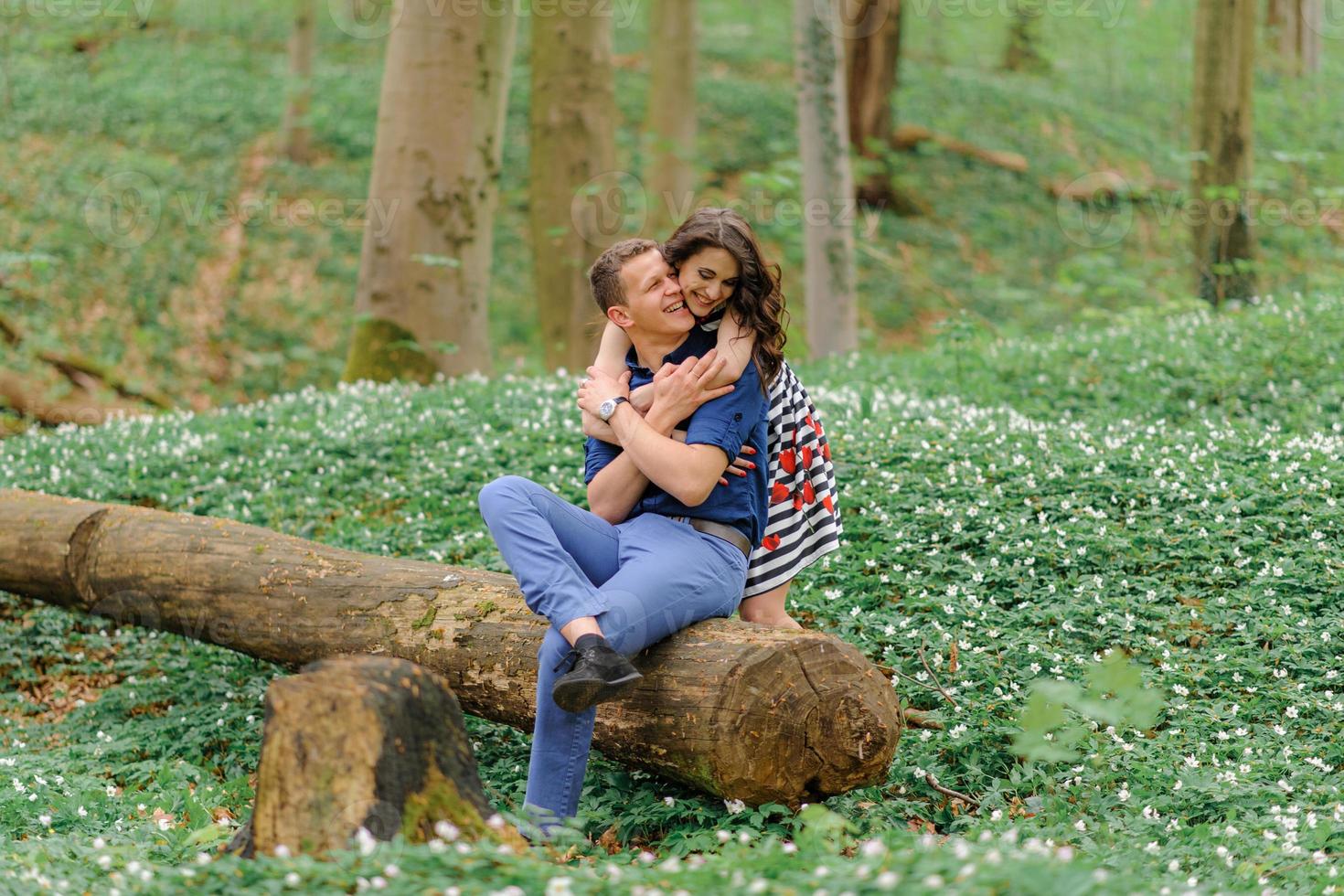 giovane bella coppia innamorata nella foresta. una coppia si abbraccia vicino a un burrone tra gli alberi. spazio libero. foto