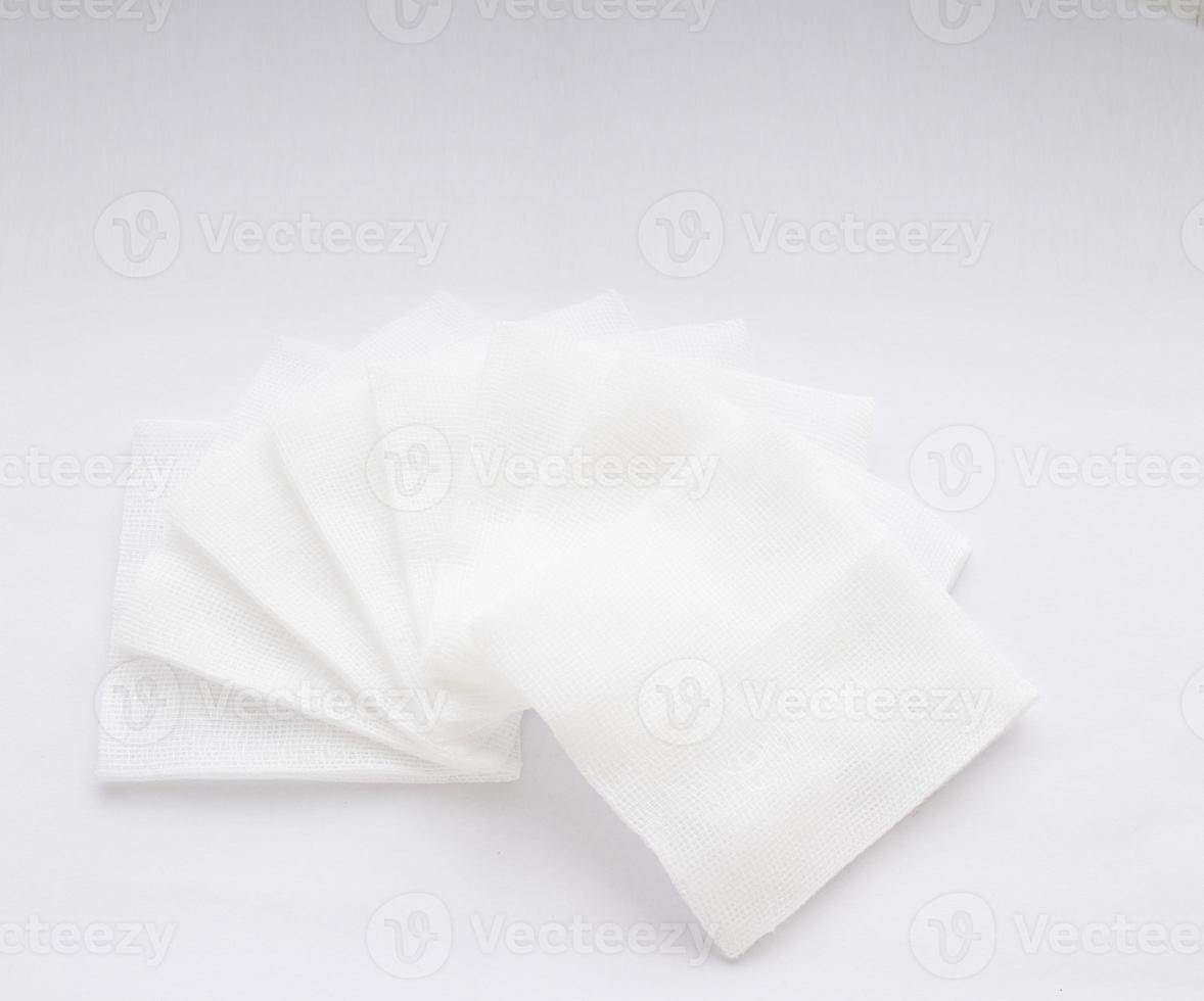 mucchio di garze pad su sfondo bianco a forma di ventaglio foto