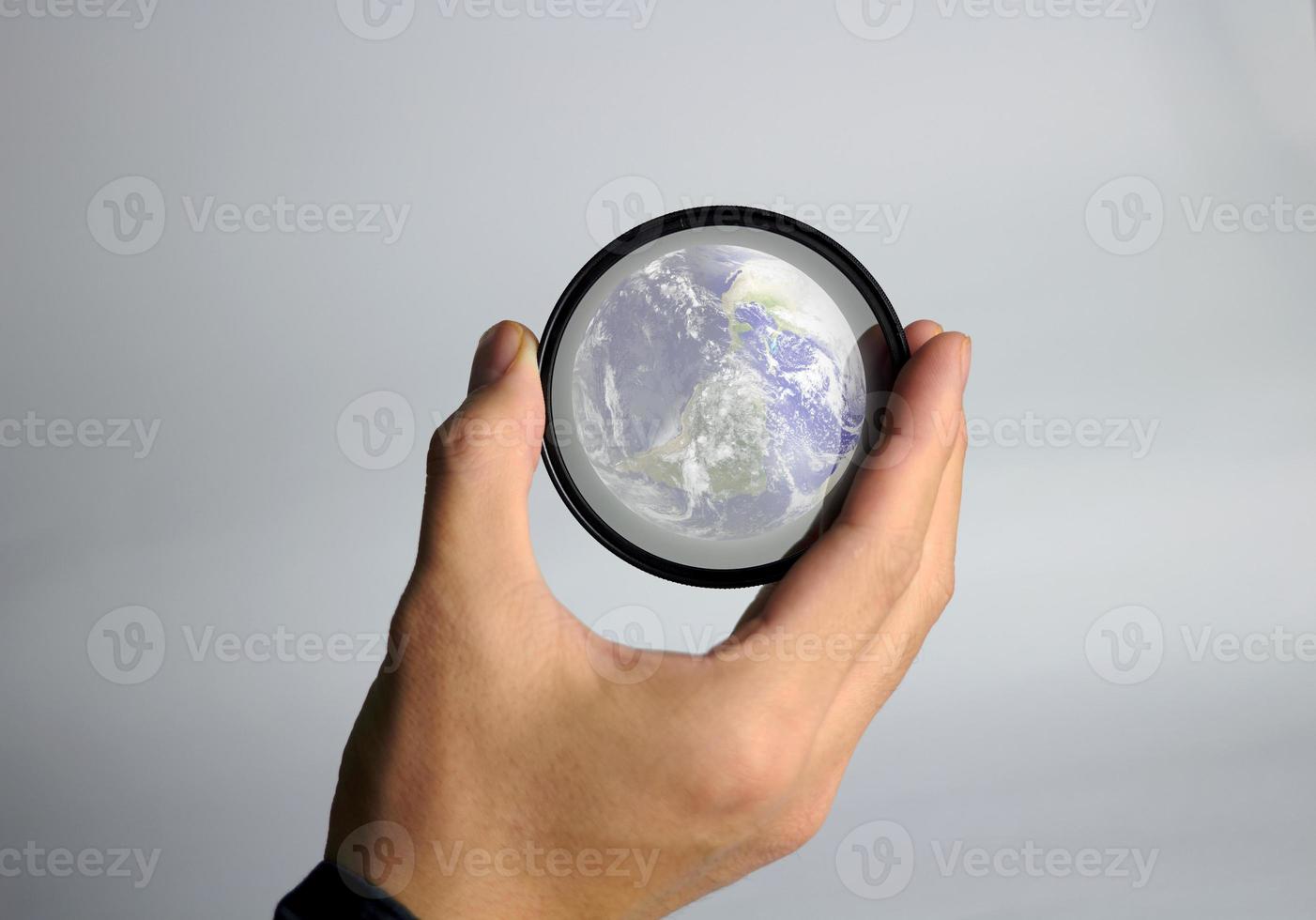 tiene in mano il filtro della fotocamera dell'obiettivo nd su sfondo bianco foto