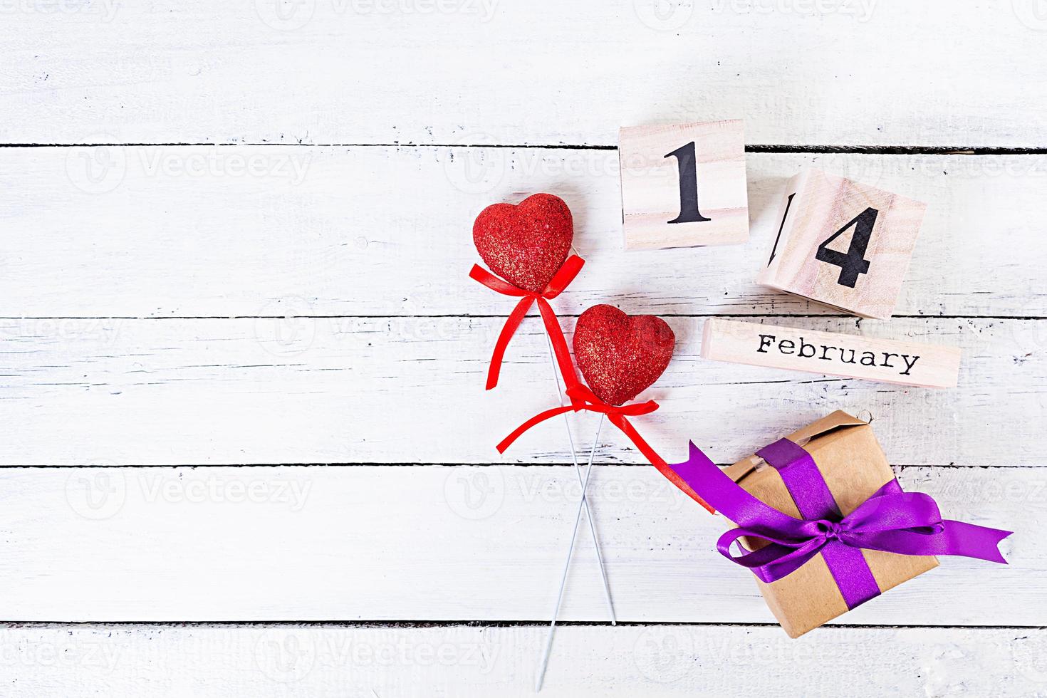 San Valentino. calendario in legno con sopra il 14 febbraio. foto