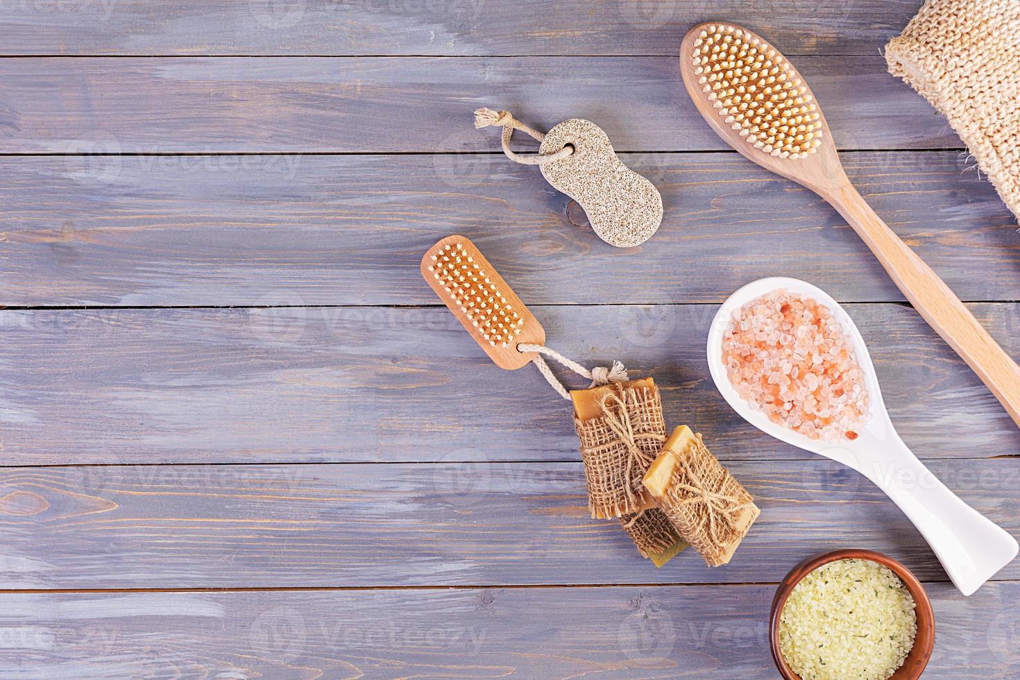 accessori da bagno. prodotti per trattamenti termali e di bellezza. concetto di cosmetici termali naturali e cura del corpo con minacce organiche. vista dall'alto foto