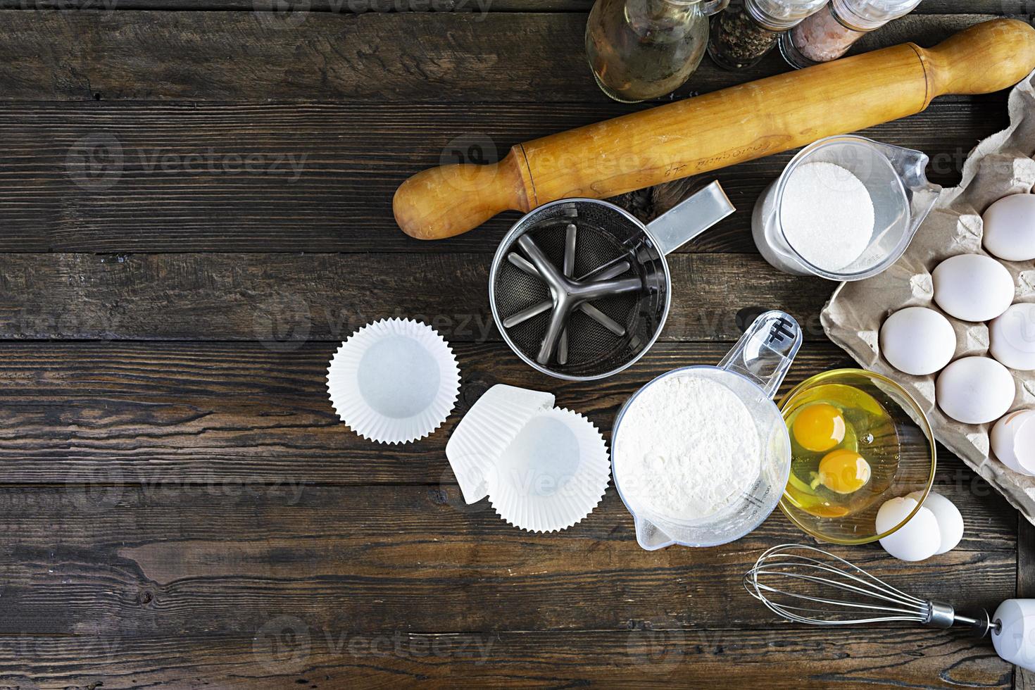 farina con accessori da cucina per fare l'impasto. impasto per la cottura. foto