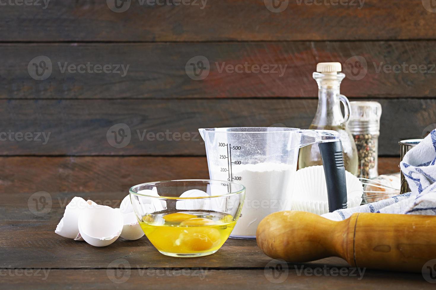 farina con accessori da cucina per fare l'impasto. impasto per la cottura. foto