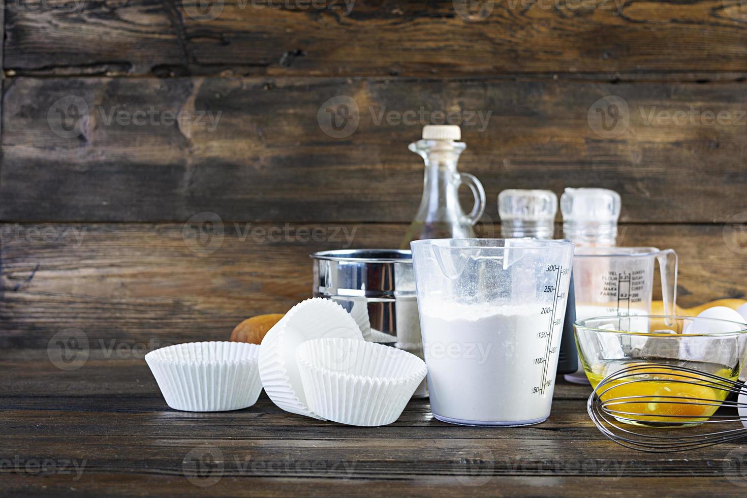 farina con accessori da cucina per fare l'impasto. impasto per la cottura. foto