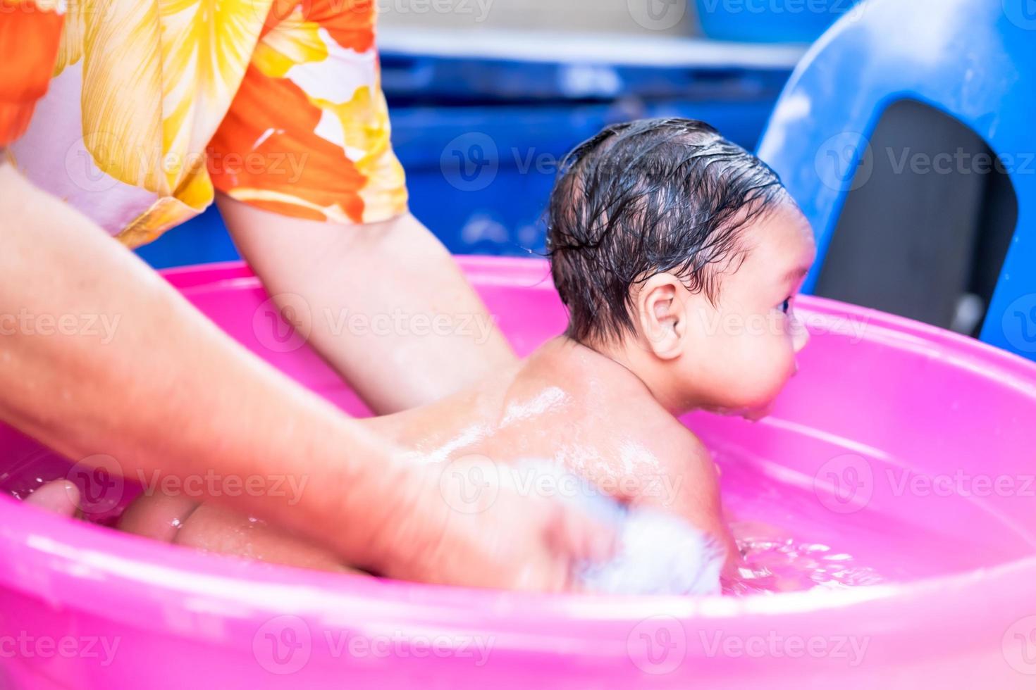 mamma asiatica doccia bambino per pulire lo sporco dare al bambino nel bagno  contenitore per la