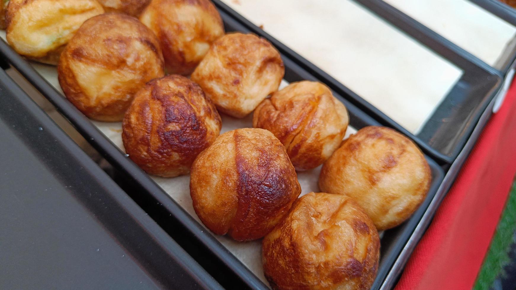 takoyaki spuntino delizioso più popolare del Giappone venduto in Thailandia foto