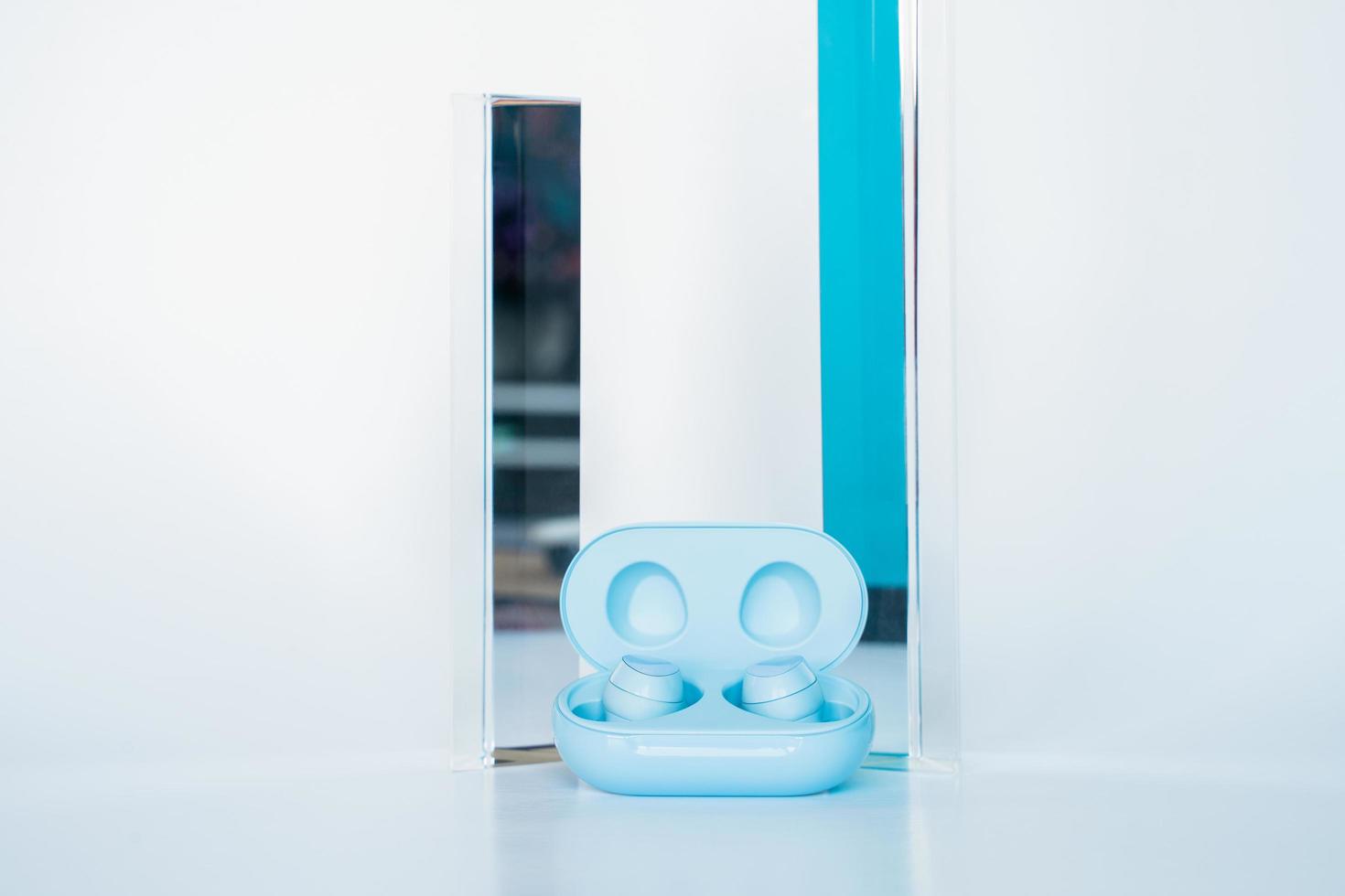 auricolari blu wireless con sfondo a prisma foto