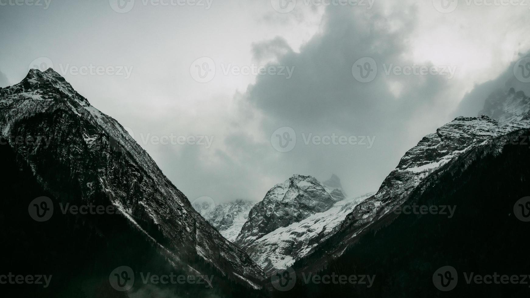 drammatica montagne innevate dombay foto