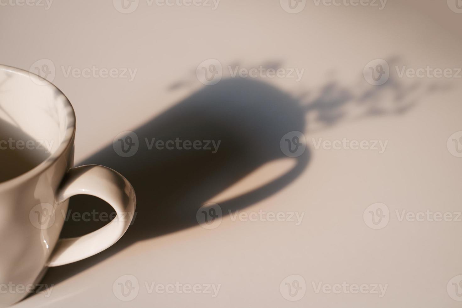 tazza di caffè con ombra lunga e vista laterale del respiro del bambino foto