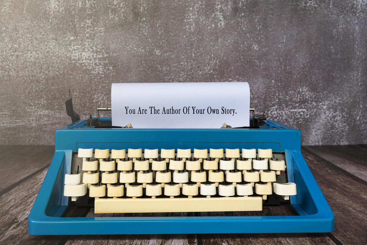 citazione motivazionale e ispiratrice digitata su una vecchia macchina da scrivere foto