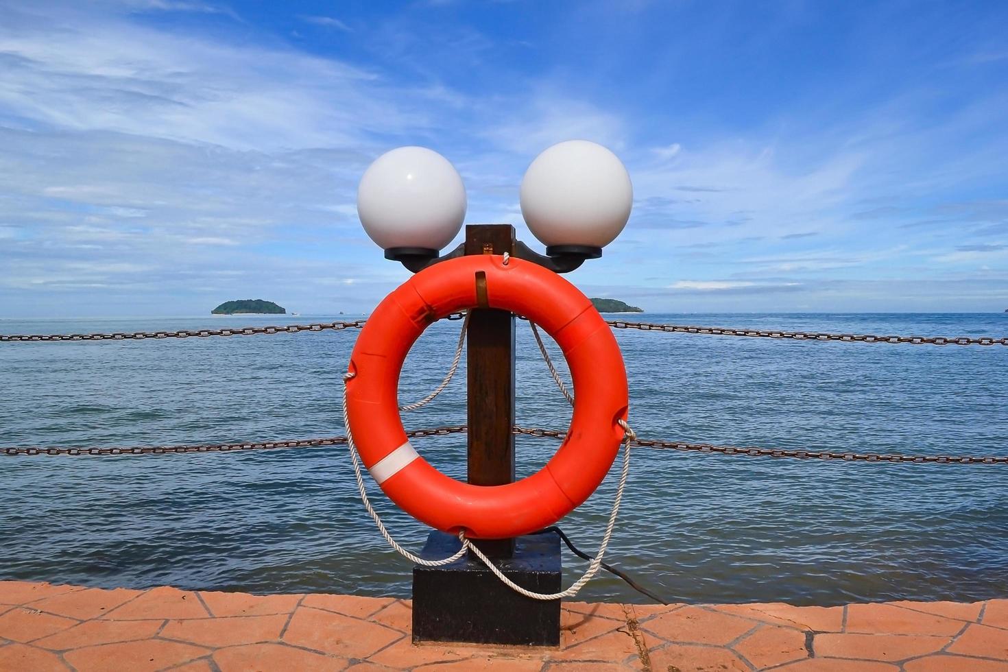 boe ad anello bagnino con vista cielo nuvola blu in spiaggia. sicurezza. foto