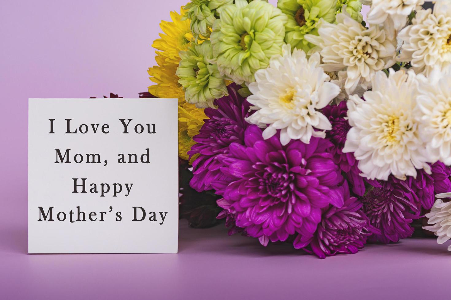 testo su nota e concetto di design di saluto per la festa della mamma con bouquet di fiori foto