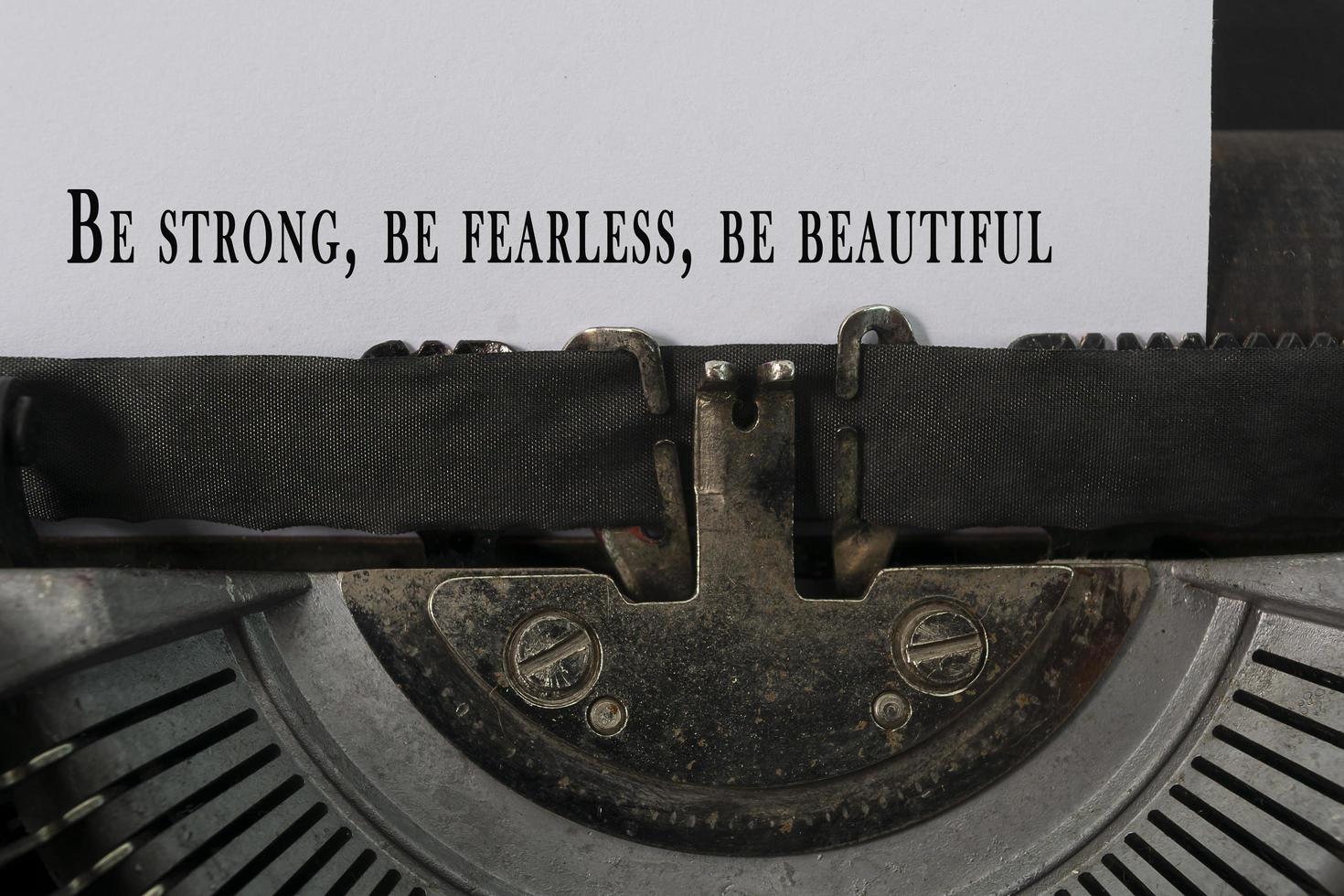 citazione motivazionale e ispiratrice digitata su una vecchia macchina da scrivere classica. foto